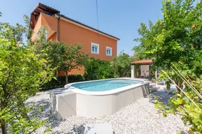 Child-friendly house with pool - Image 2