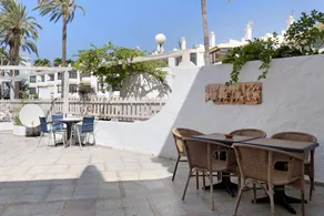 Appartement avec terrasse et piscine | Vue ville | Adapté au travail à distance - Image 2
