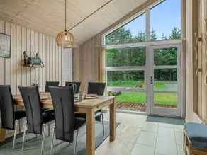 Holiday apartment with BBQ & garden - Image 4