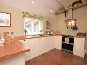 Cottage with garden - Image 3