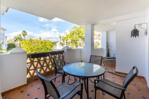 Appartement avec piscine, terrasse et jardin - Image 2