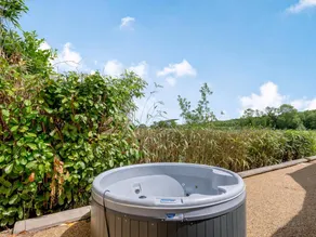 Cottage with garden & jacuzzi - Image 2