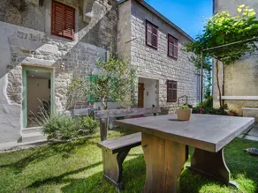 Apartment with terrace & garden - Image 4