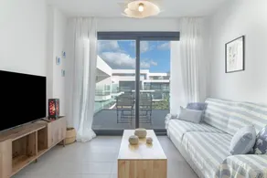 Appartement entièrement équipé avec internet haut débit, jardin et piscine | Vue jardin | Plage à proximité - Image 4