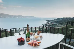 Appartement entièrement équipé avec terrasse, jardin et piscine | Vue lac | Avec animaux acceptés - Image 2