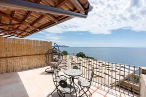 Chambre chez l'habitant avec piscine, terrasse et internet haut débit | Vue mer - Image 2