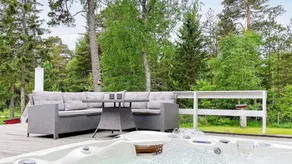 House with hot tub, sauna & garden - Image 3