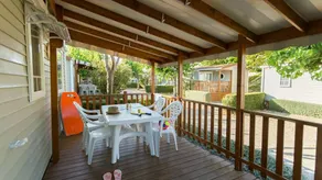 Apartment with garden & pool - Image 4