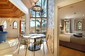 Elegant Treehouse Hideaway with Hot Tub and Pizza Oven near the South Coast, Hampshire - Image 2