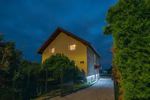 Voll ausgestattetes geräumiges Ferienhaus mit Grill, beheiztem Pool und Terrasse - Image 4