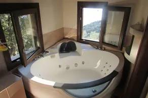 Maison avec jacuzzi, terrasse et jardin | Vue montagne - Image 2