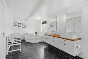 Holiday home with BBQ, hot tub & terrace - Image 4