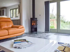 Cottage with garden, terrace & jacuzzi - Image 4