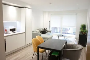 Luxury London Royal Wharf Apartment - Image 3