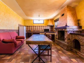 Agréable villa entièrement équipée avec piscine privée, terrasse et barbecue | Vue montagne - Image 2