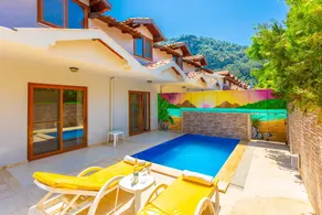 Ample villa with private pool | City view - Image 2