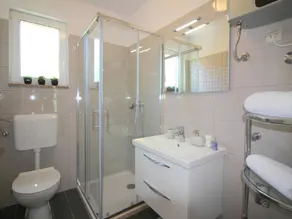 Wonderful flat with barbeque, garden & pool - Image 5