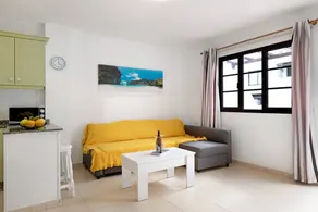 Holiday home with terrace | City view - Image 5