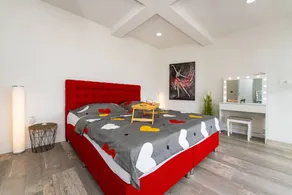 Flat with terrace & garden - Image 5