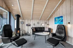 Fully equipped holiday home with sauna, terrace & jacuzzi - Image 4