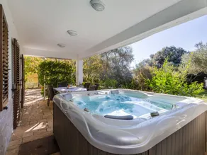 Flat with jacuzzi, terrace & garden - Image 2
