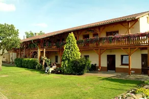 Holiday home with terrace, barbecue & garden - Image 3