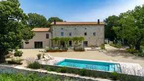 Charming flat with garden, terrace & private pool | Garden view - Image 3
