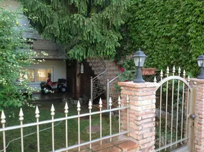 House with garden - Image 2