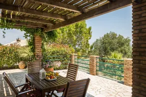 Lovely villa with barbecue, pool & garden - Image 3