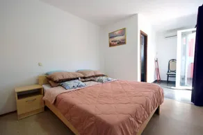 Dedicated room with terrace | Garden view - Image 2