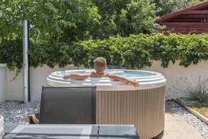 Holiday home with whirlpool near the beach - Image 3