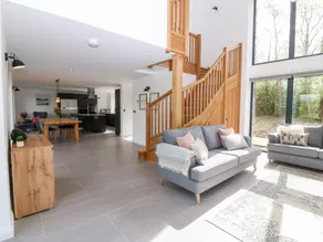 Cottage with garden & jacuzzi - Image 3