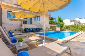 Villa with terrace, barbeque & private pool - Image 3