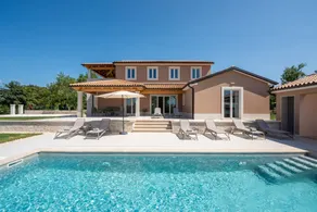 Family-oriented villa with terrace, garden & private pool - Image 2