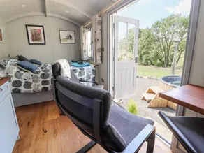 Cottage with garden, hot tub & BBQ - Image 5