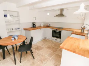 Cottage adapté aux familles avec jardin - Image 3