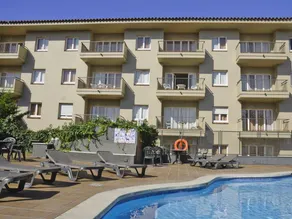 Cozy Apartment Near Beach, Central Location, Pool, Free WiFi, AC, Terrace, Fully Equipped - Image 2