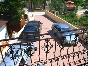 Flat with BBQ & garden - Image 2