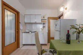 Holiday apartment with garden, terrace & BBQ - Image 5