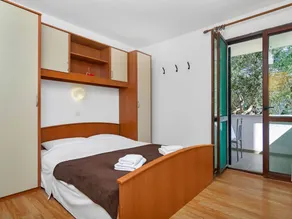 Holiday apartment with garden & BBQ - Image 2
