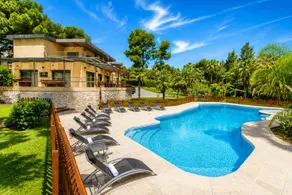 Piscina privada entre pinos mediterráneos - Image 5