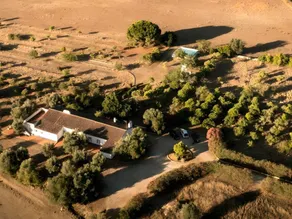 Cottage with garden, pool & barbeque - Image 2