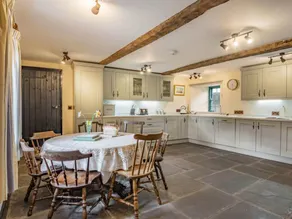 Cottage with BBQ, terrace & garden - Image 4