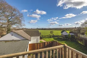 6 Bed Stay Near Windsor | Free Parking + Garden - Image 3