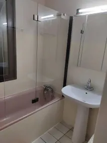 House for 9 Guests with Private Garden - Image 4