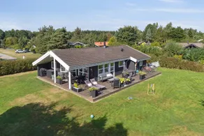 Holiday home with barbeque & garden - Image 3
