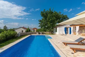 Villa with barbecue & pool | Water view - Image 3