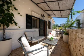 Appart'hôtel avec piscine, jacuzzi et internet haut débit | Vue jardin - Image 4