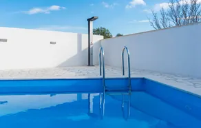 Voll ausgestattetes wunderschönes Ferienhaus mit Garten, Grill und privatem Pool - Image 4