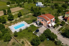 Luxury Villa Maria with Large Pool - Image 4